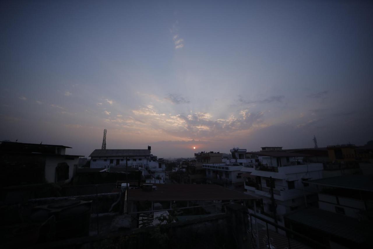 ホテル The Location, A Penthouse デヘラードゥーン エクステリア 写真
