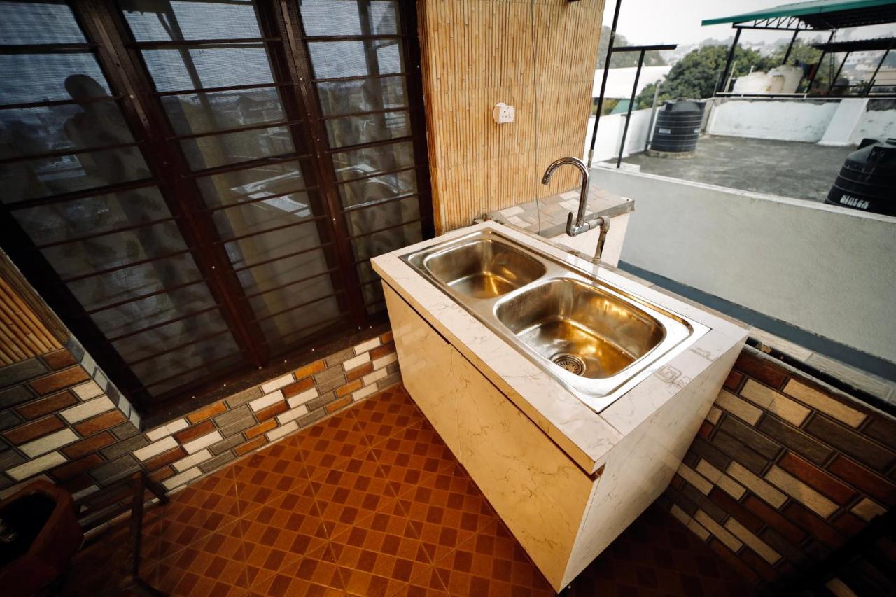 ホテル The Location, A Penthouse デヘラードゥーン エクステリア 写真