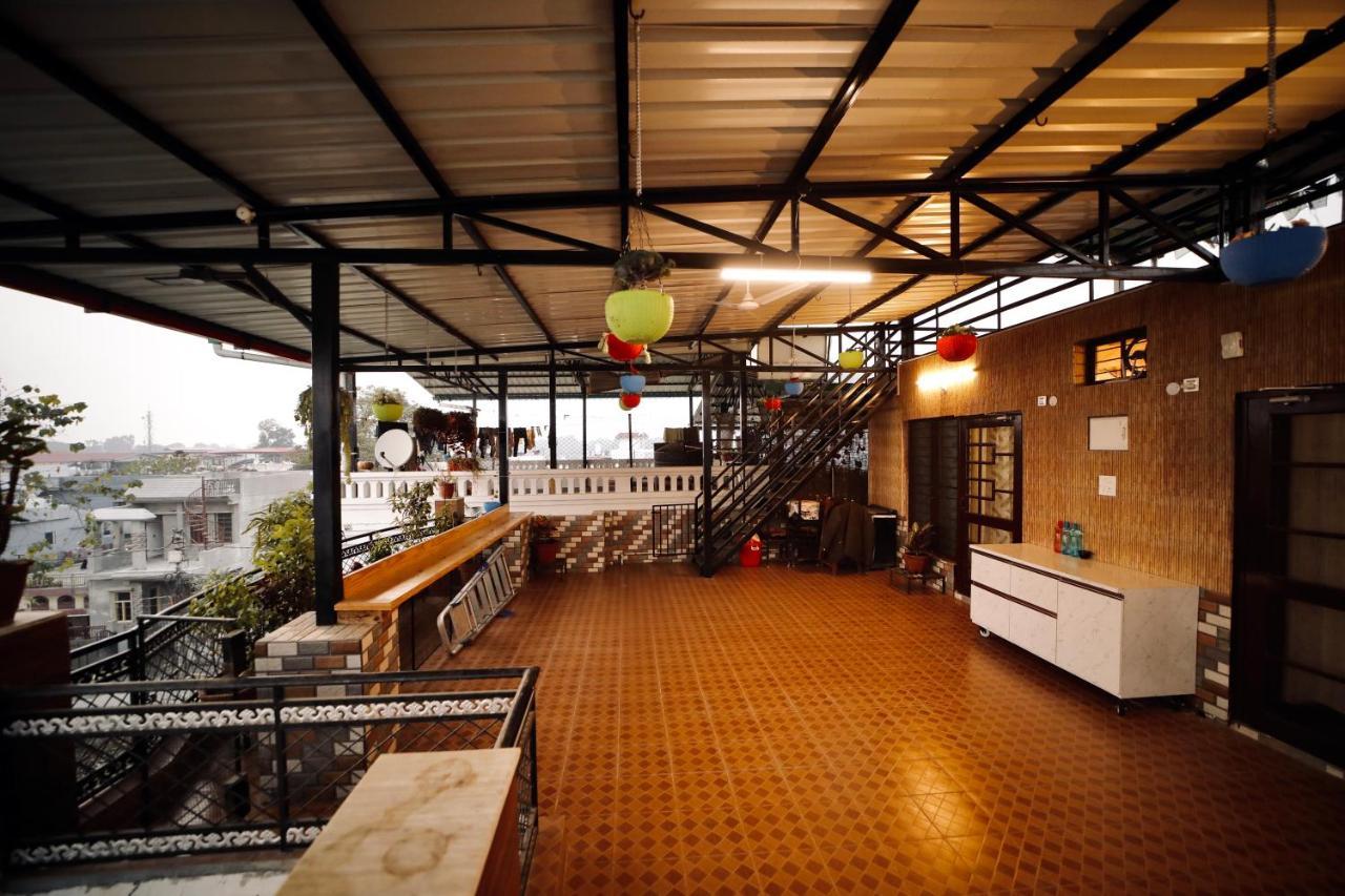 ホテル The Location, A Penthouse デヘラードゥーン エクステリア 写真